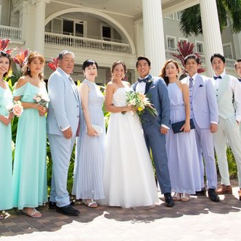 結婚式での母親、父親、両親、お友達、親戚、ゲストの服装の全体カラーコーディネートでハワイウェディングをより素敵なものに。