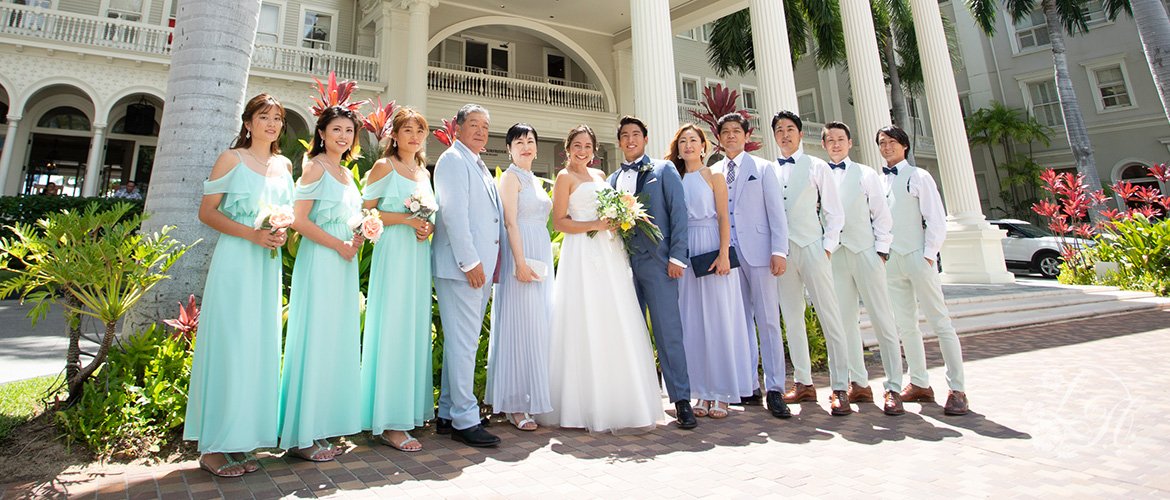 結婚式での母親、父親、両親、お友達、親戚、ゲストの服装の全体カラーコーディネートでハワイウェディングをより素敵なものに。